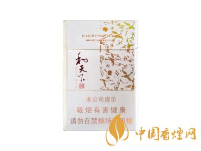 2020白沙和天下價(jià)格表和圖片 2020和天下香煙是白沙牌香煙中的一種，說起和天下香煙，相信大家都認(rèn)識(shí)，和天下是高端香煙品牌,隸屬于湖南中煙工業(yè)有限責(zé)任公司，那么，2020年白沙和天下多少錢一包呢?趕緊來看看吧!  和天下香煙  和天下香煙時(shí)尚大氣的包裝　簡潔流暢的線條　以紫色為主色調(diào)的搭配　無一不顯示出和天下的不凡紫色在中國傳統(tǒng)里是尊貴的顏色，如北京故宮又稱為“紫禁城”亦有所謂“紫氣東來” 口感上此款雅香綿滑，香氣醇和，余味純凈，實(shí)屬難得一見的神品啊!  系列產(chǎn)品  和天下(尊尚中支)  類型： 烤煙型  煙氣煙堿量： 0.0 mg  煙長： 84 mm  過濾嘴長： 25 mm  包裝形式： 條盒硬盒  單盒支數(shù)： 20  銷售形式： 國產(chǎn)內(nèi)銷  生產(chǎn)狀態(tài)： 待上市  備注： 白沙和天下尊尚中支  和天下(尊尚5000)  類型： 烤煙型  煙氣煙堿量： 0.0 mg  煙長： 88 mm  過濾嘴長： 25 mm  包裝形式： 條盒硬盒  單盒支數(shù)： 20  銷售形式： 國產(chǎn)內(nèi)銷  生產(chǎn)狀態(tài)： 已上市  備注： 白沙和天下尊尚5000  白沙(硬和天下雙中支)  單盒參考價(jià)： 90 元  條盒參考價(jià)： 900 元  條盒批發(fā)價(jià)： 763.2 元  小盒條形碼： 6901028204798  條包條形碼： 6901028204804  白沙(和天下天下韶山)  單盒參考價(jià)： 100 元  條盒參考價(jià)： 1000 元  小盒條形碼： 6901028196925  條包條形碼： 6901028196932  白沙(軟和天下檀香)  單盒參考價(jià)： 100 元  條盒參考價(jià)： 1000 元  條盒批發(fā)價(jià)： 763.2 元  白沙(和天下細(xì)支)  單盒參考價(jià)： 100 元  條盒參考價(jià)： 1000 元  條盒批發(fā)價(jià)： 720.8 元  小盒條形碼： 6901028196048  條包條形碼： 6901028196055  白沙(軟和天下)  單盒參考價(jià)： 100 元  條盒參考價(jià)： 1000 元  條盒批發(fā)價(jià)： 720.8 元  小盒條形碼： 6901028196017  條包條形碼： 6901028196024  白沙(和天下)  單盒參考價(jià)： 100 元  條盒參考價(jià)： 1000 元  條盒批發(fā)價(jià)： 848 元  小盒條形碼： 6901028196925  條包條形碼： 6901028196932  通過以上的信息可以了解到2020年白沙和天下的價(jià)格，以上就是香煙網(wǎng)為您提供的關(guān)于2020白沙和天下價(jià)格表和圖片，白沙和天下多少錢一包?的信息，想要了解更多的信息請來關(guān)注香煙網(wǎng)吧!白沙和天下多少錢一包？